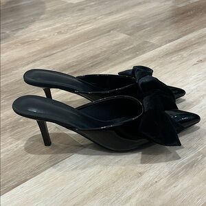 Elegant Black Women's Kitten Heels with Velvet Bow